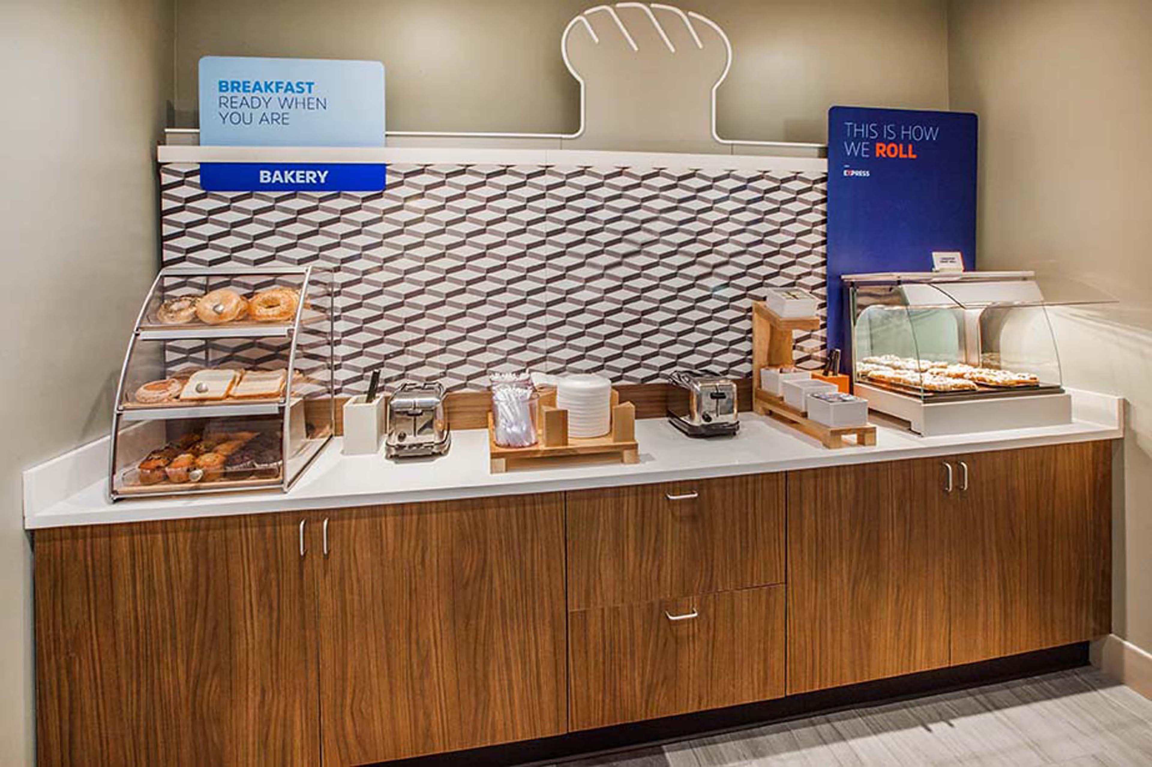 Holiday Inn Express & Suites Irving Conv Ctr - Las Colinas By Ihg Bagian luar foto