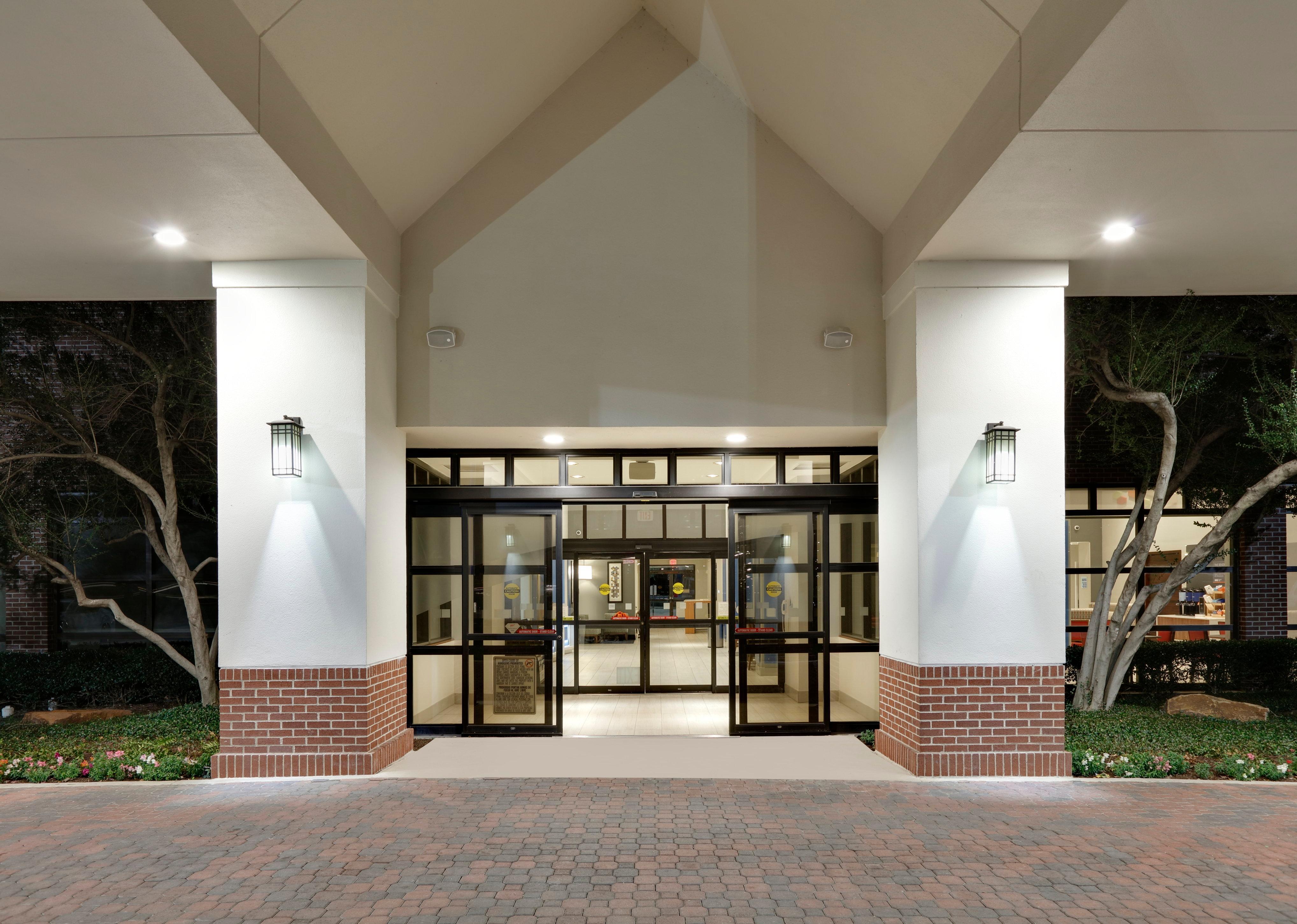 Holiday Inn Express & Suites Irving Conv Ctr - Las Colinas By Ihg Bagian luar foto